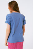 Camiseta gráfica com o texto Summer Love em azul