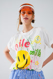 Q2 Camiseta gráfica com texto Smile with me em branco