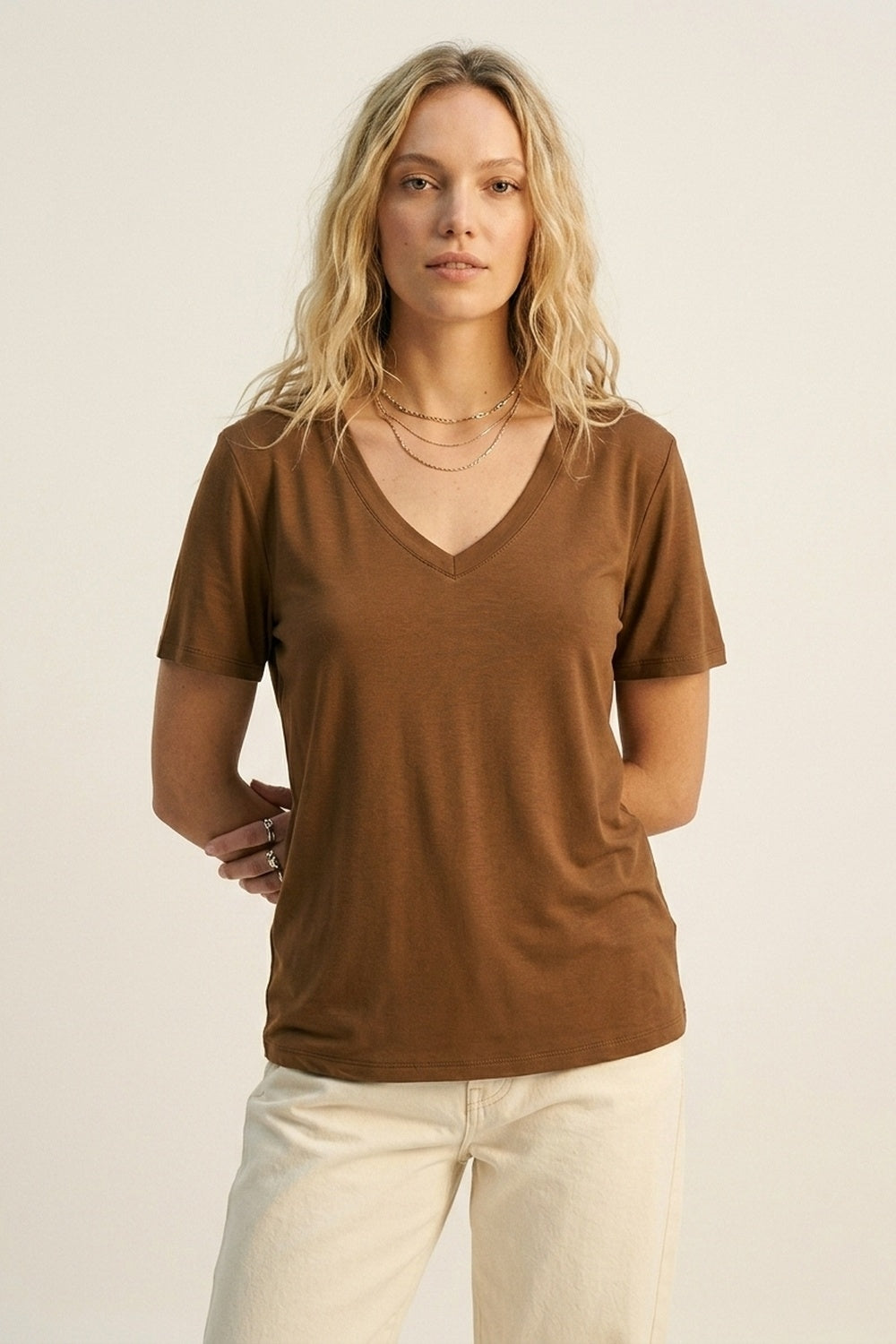 Q2 Camiseta marrom de malha macia e larga com decote em V em tecido de viscose