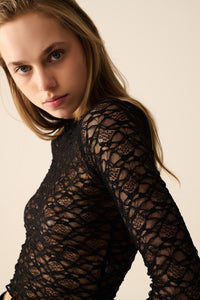 Camiseta preta de renda cropped com mangas compridas
