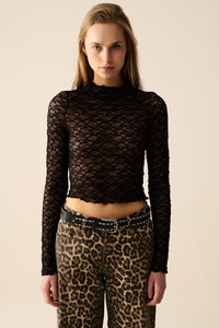 Camiseta preta de renda cropped com mangas compridas