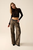 Camiseta preta de renda cropped com mangas compridas