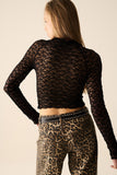 Camiseta preta de renda cropped com mangas compridas