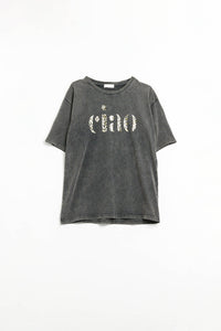 Camiseta preta relaxada stonewashed com Ciao em estampa de leopardo