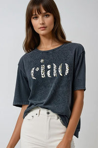 Q2 Camiseta preta relaxada stonewashed com Ciao em estampa de leopardo