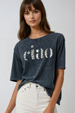 Q2 Camiseta preta relaxada stonewashed com Ciao em estampa de leopardo