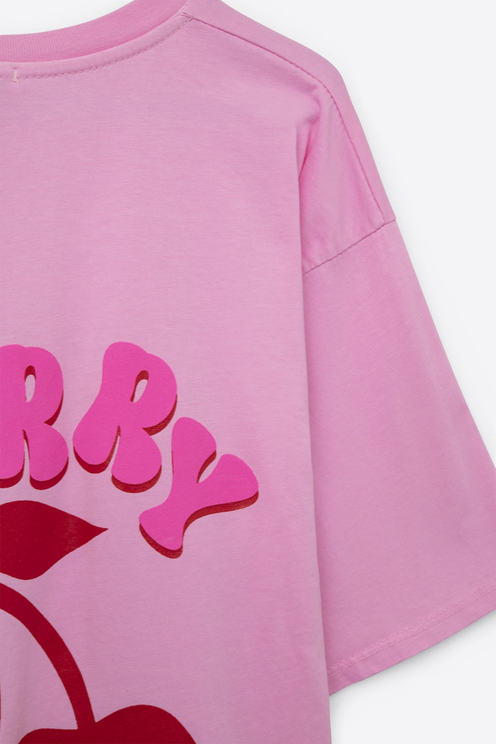 Camiseta rosa com cereja no logotipo e letras