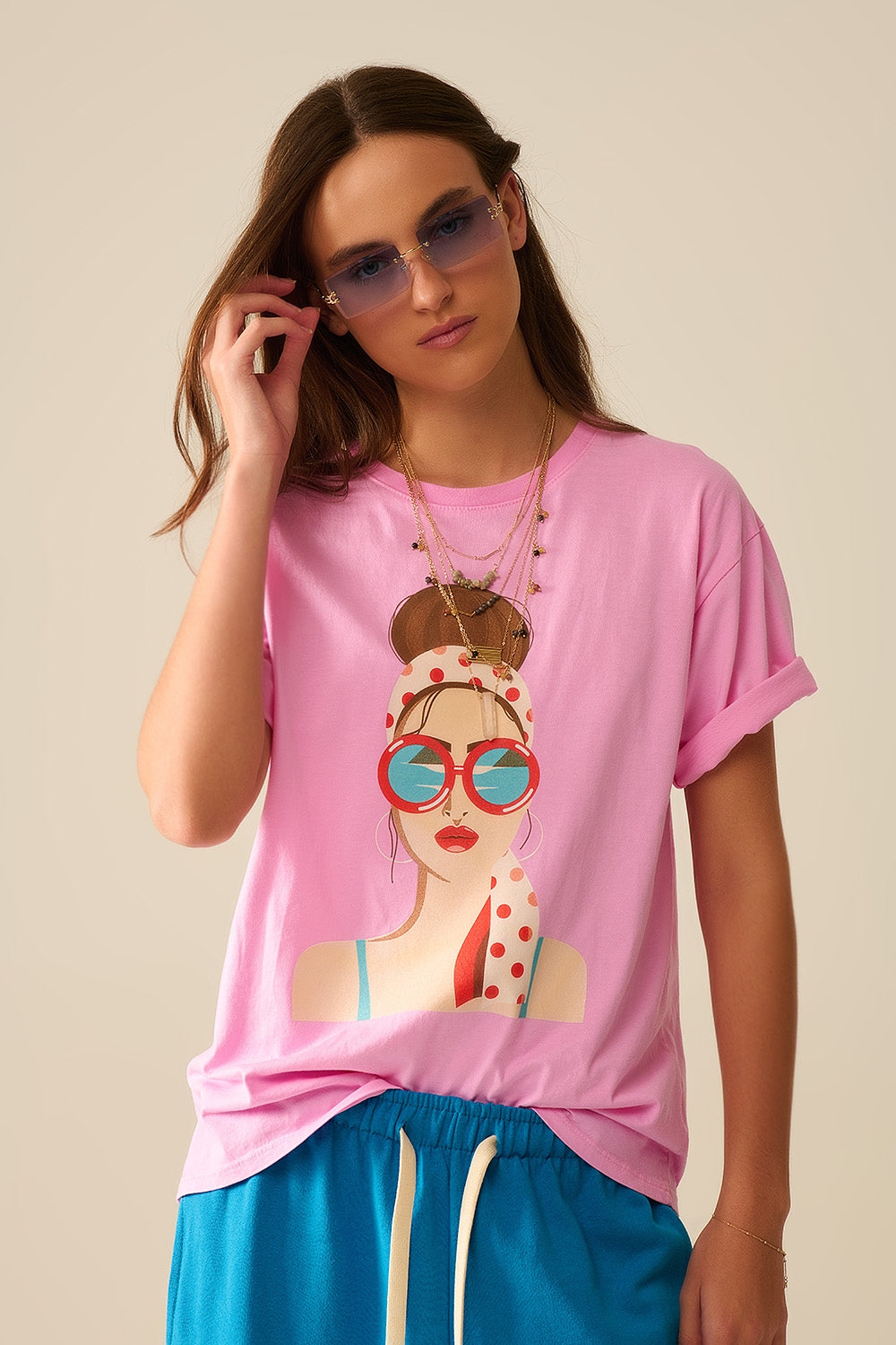 Q2 Camiseta rosa feita na Itália com estampa gráfica de uma menina vintage