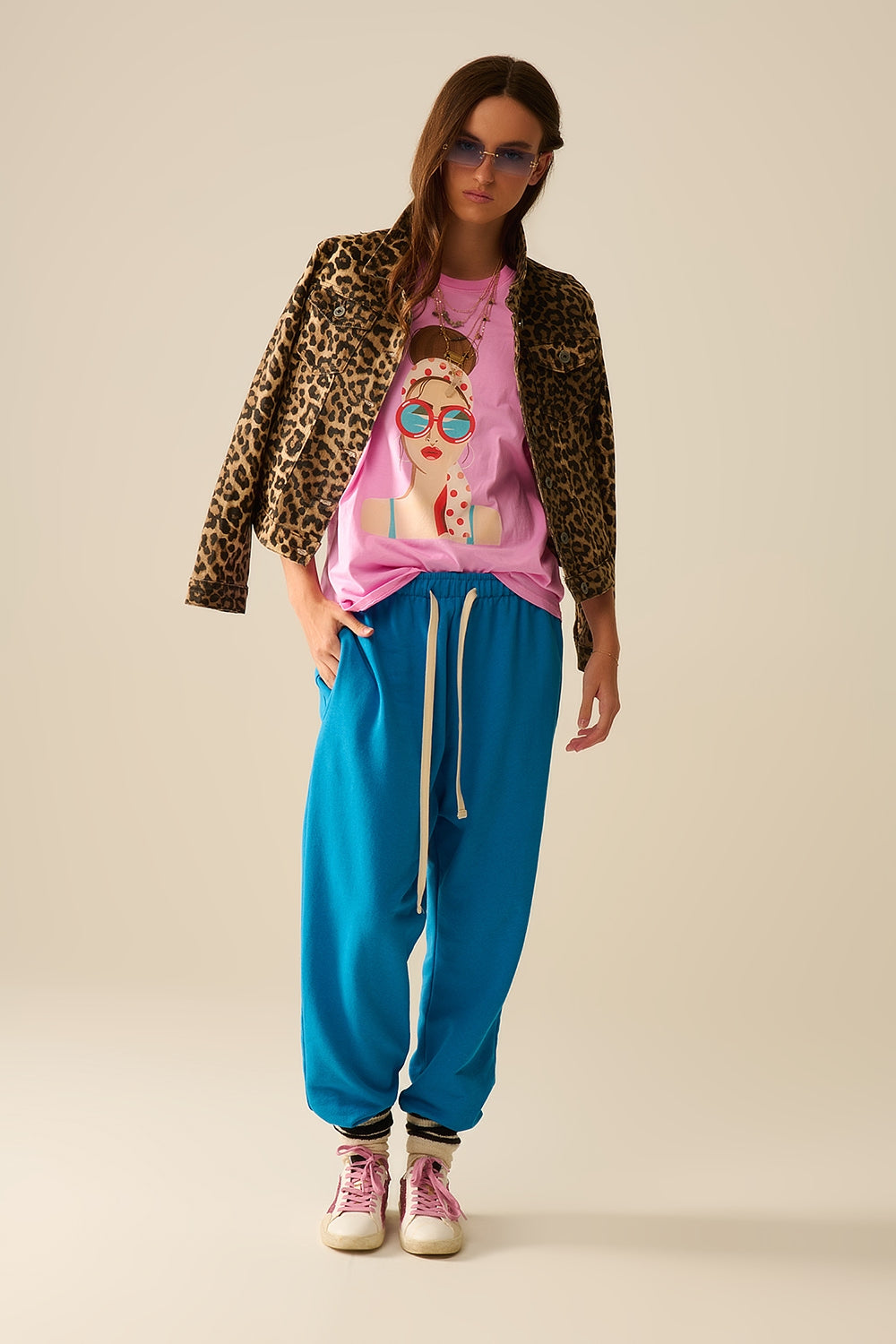 Camiseta rosa feita na Itália com estampa gráfica de uma menina vintage