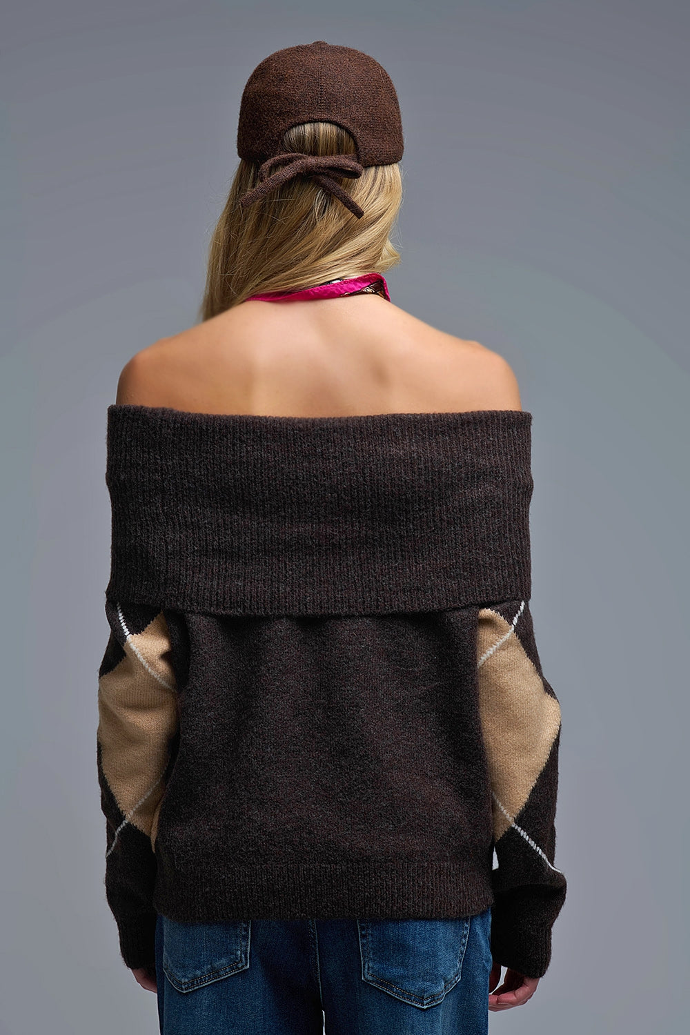 Camisola castanha aconchegante com padrão de diamante e sem ombros