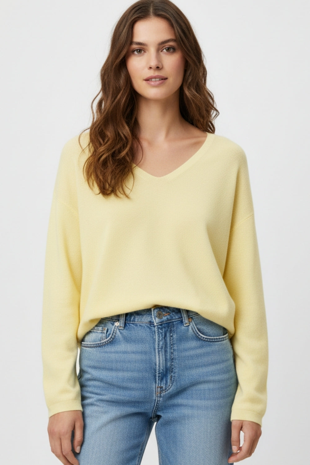 Camisola amarela de malha fina com decote em V e textura linear subtil