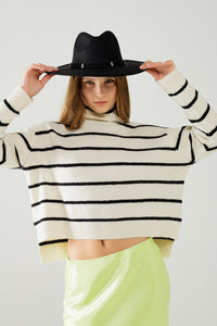 Camisola às riscas em preto com gola alta