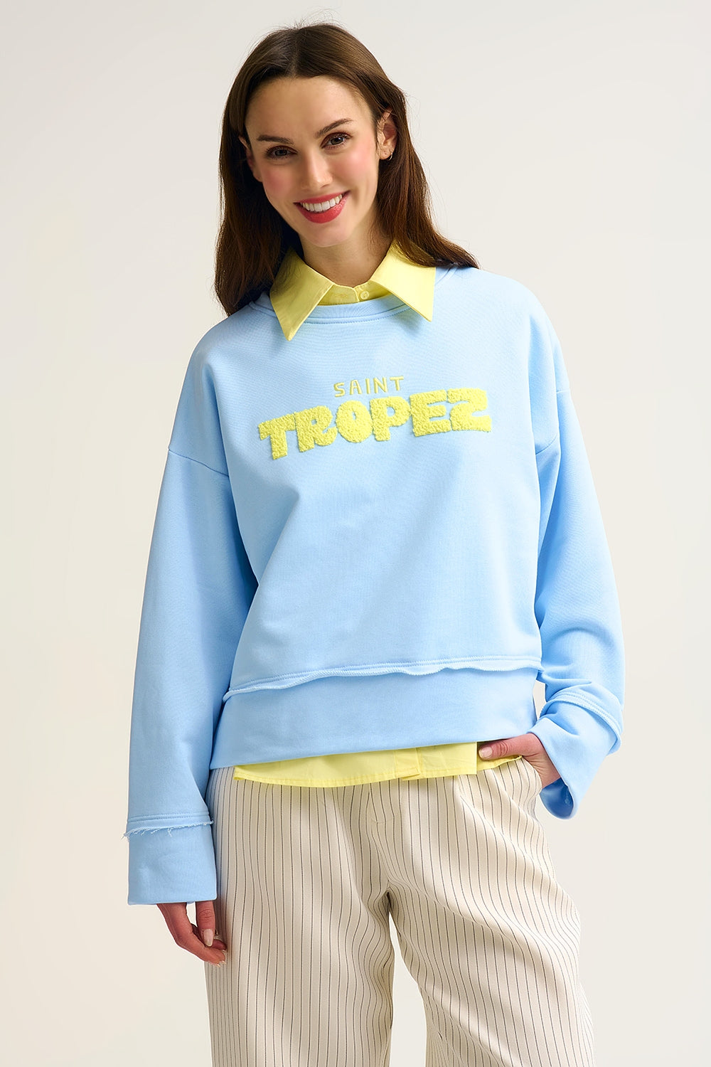 Q2 Camisola azul bebé bordada Saint Tropez