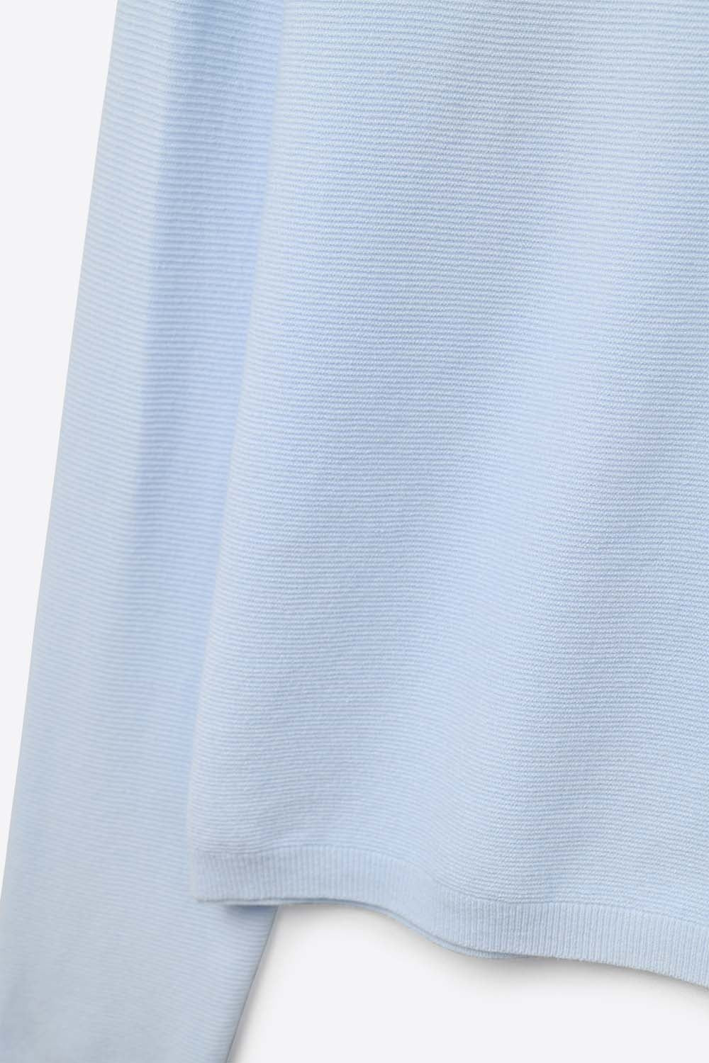 Camisola azul clara de malha fina com decote em V e textura linear subtil