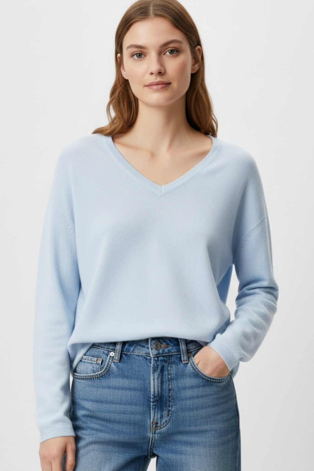 Camisola azul clara de malha fina com decote em V e textura linear subtil