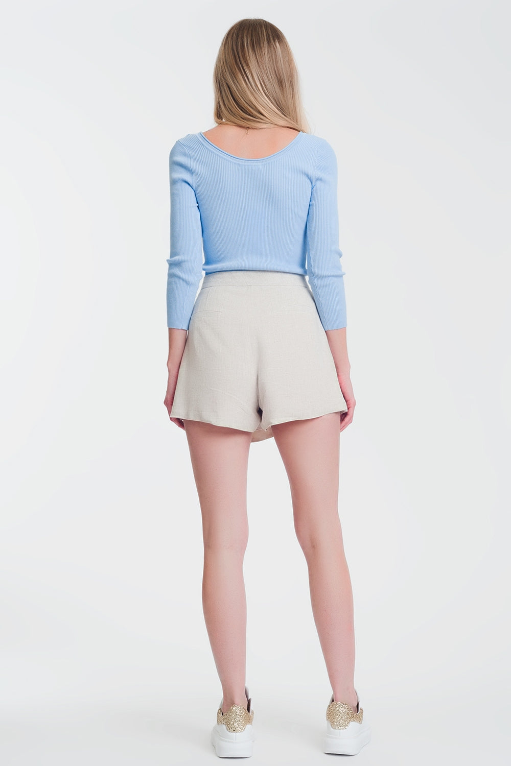 Camisola azul com decote largo