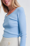 Camisola azul com decote largo