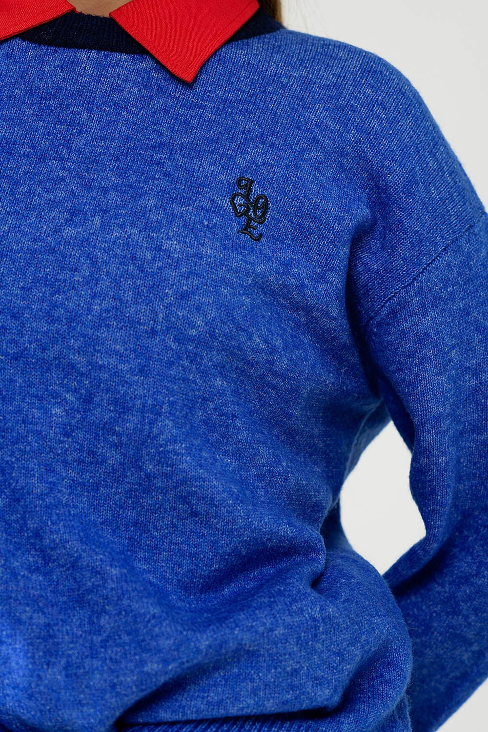 Camisola azul com gola em contraste e logótipo do amor no peito