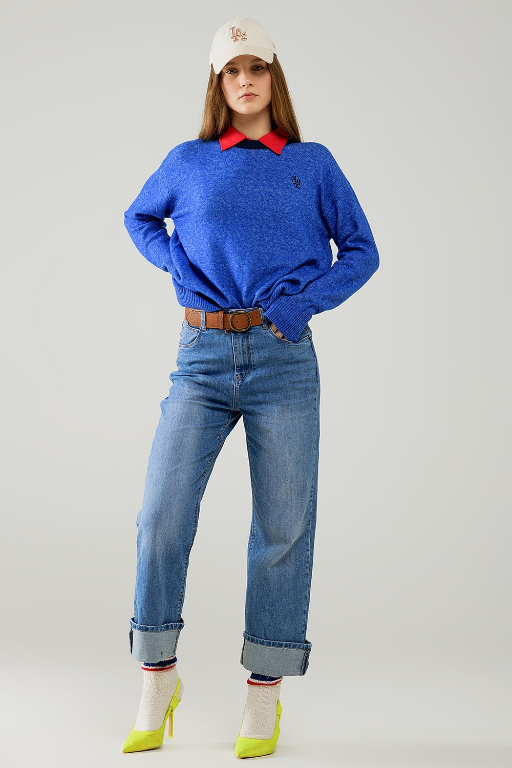 Camisola azul com gola em contraste e logótipo do amor no peito