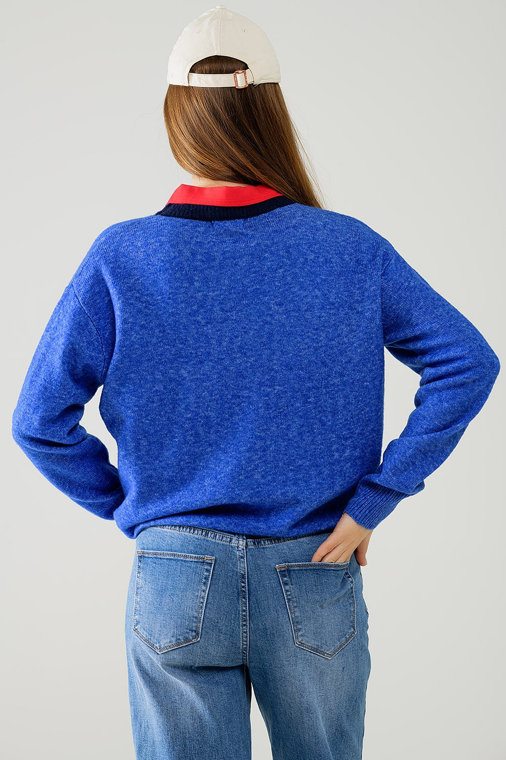 Camisola azul com gola em contraste e logótipo do amor no peito