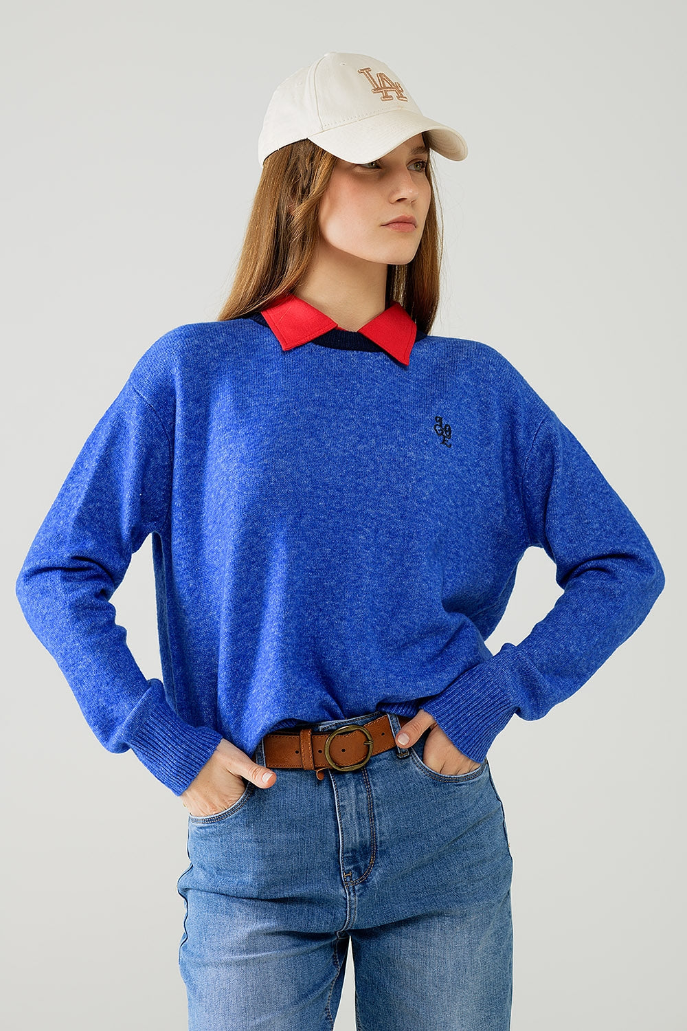 Camisola azul com gola em contraste e logótipo do amor no peito