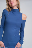 Camisola azul com um ombro aberto e gola alta