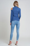 Camisola azul com um ombro aberto e gola alta