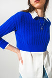 Camisola azul curta com desenho entrançado