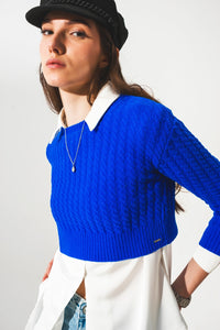 Q2 Camisola azul curta com desenho entrançado