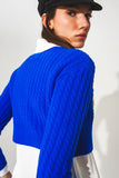 Camisola azul curta com desenho entrançado