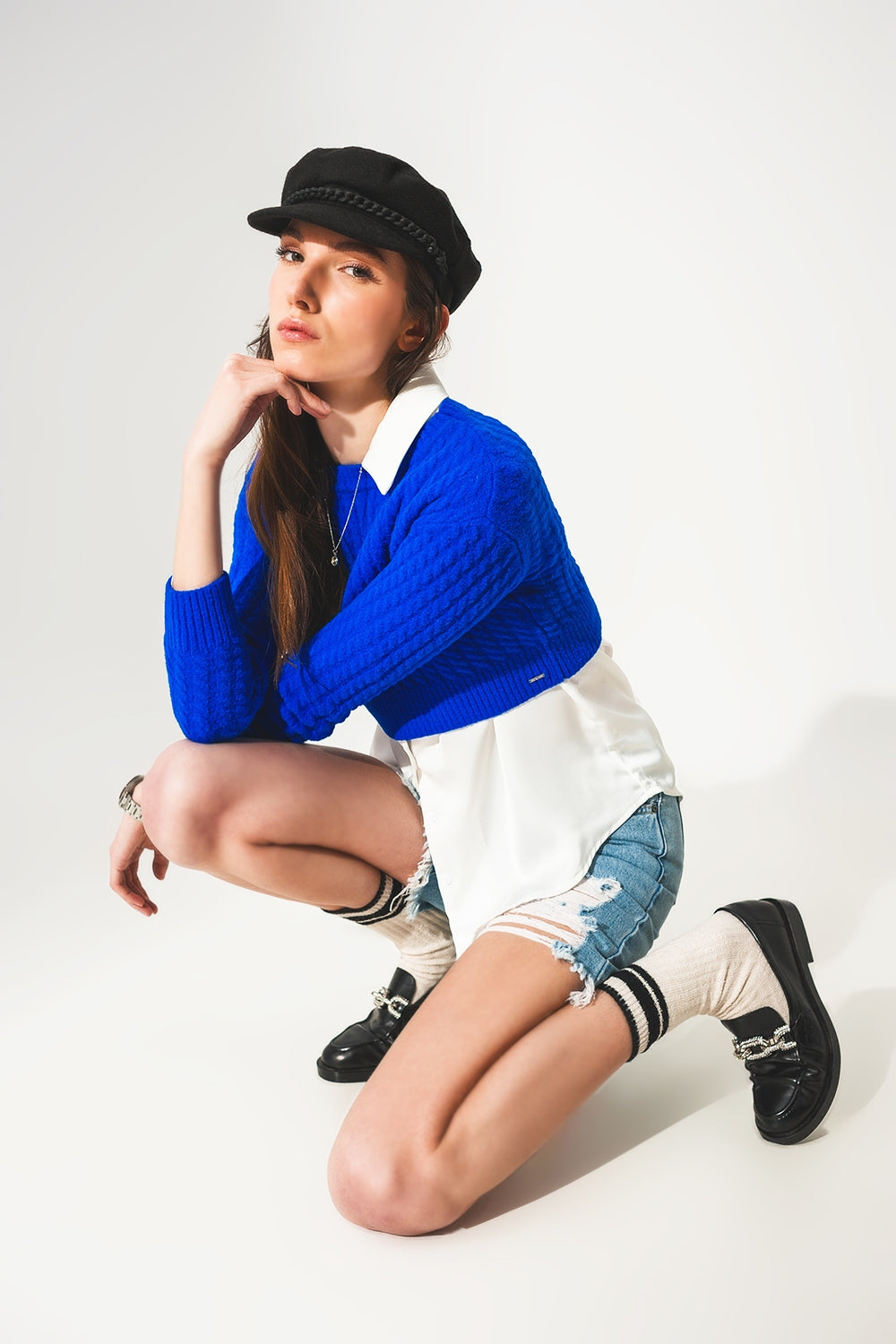 Camisola azul curta com desenho entrançado