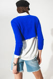 Camisola azul curta com desenho entrançado