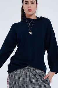 Q2 Camisola azul de gola aberta