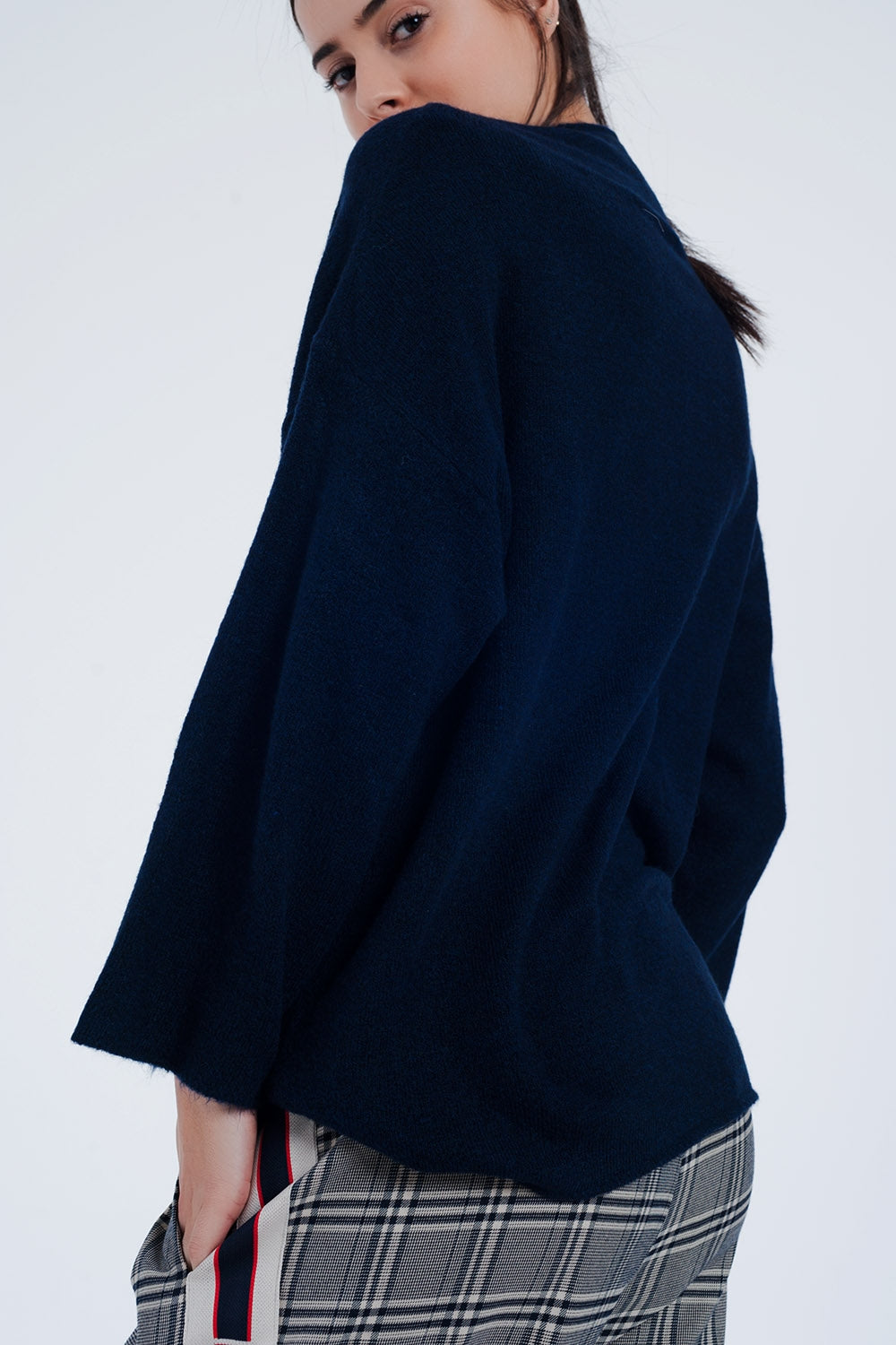 Camisola azul de gola aberta