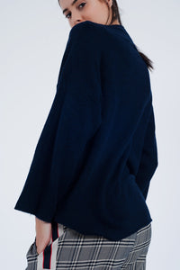 Camisola azul de gola aberta