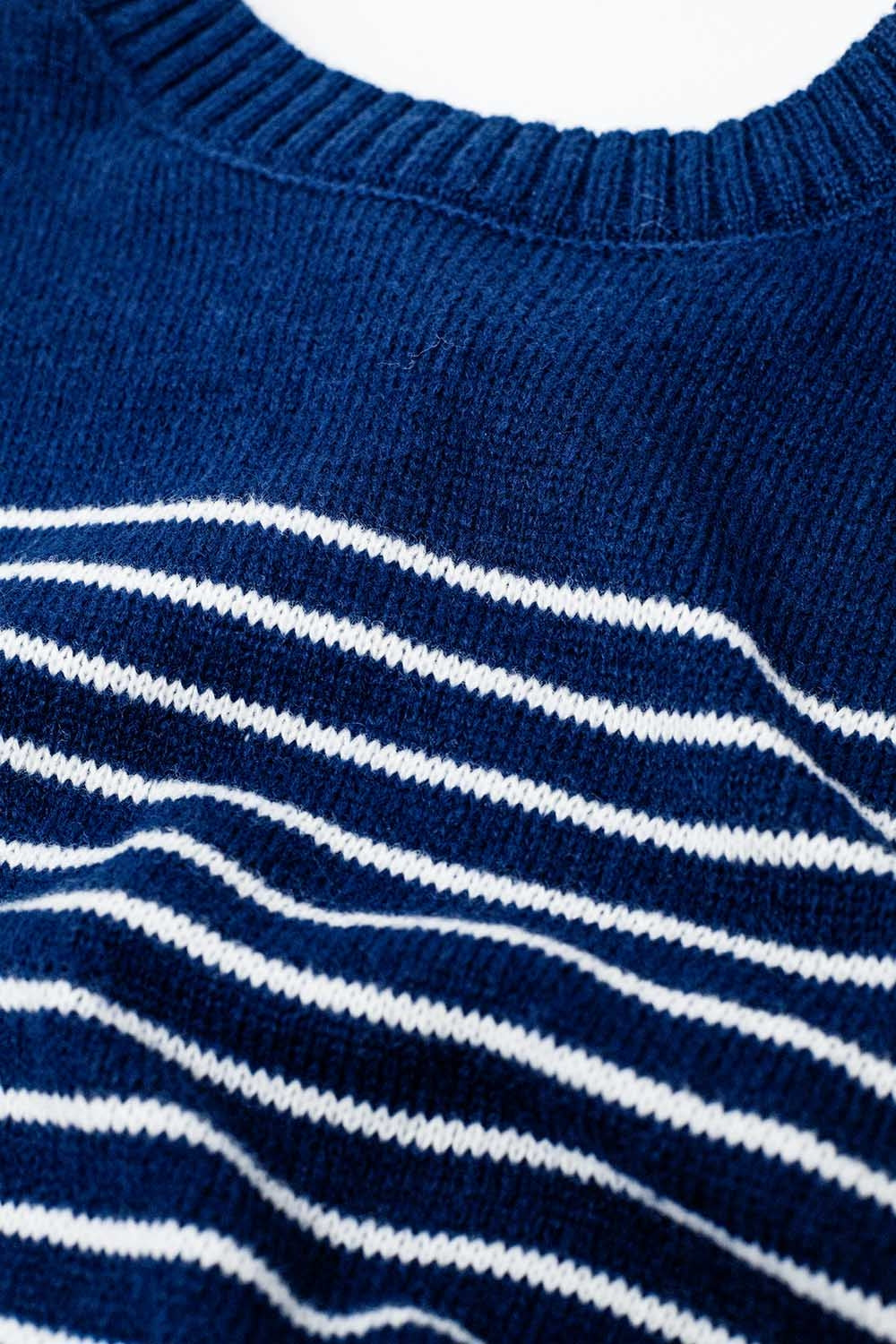 camisola azul-marinho com riscas brancas e gola redonda