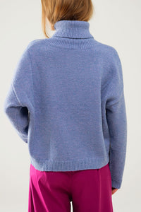 Camisola azul solta com mangas caídas