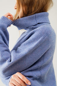 Camisola azul solta com mangas caídas