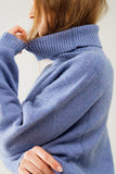 Camisola azul solta com mangas caídas