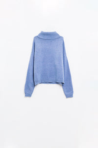 Camisola azul solta com mangas caídas