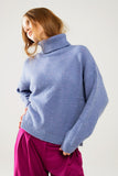 Camisola azul solta com mangas caídas
