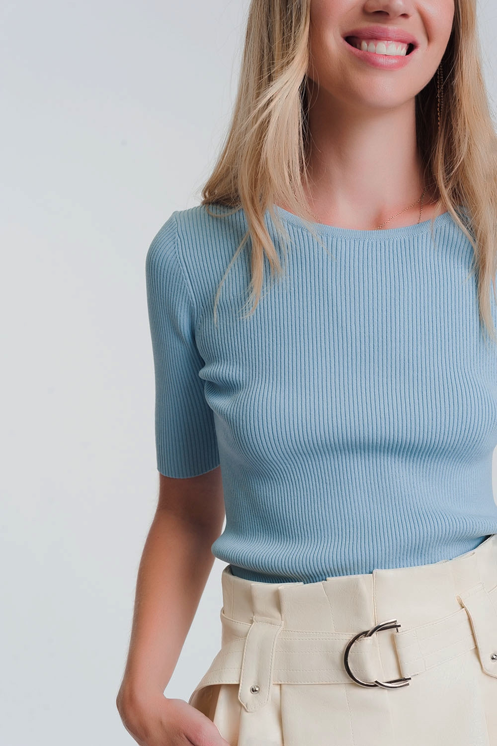 Camisola azul trabalhada com nó nas costas