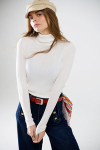 Camisola básica com nervuras e gola alta em creme