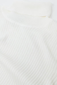 Camisola básica com nervuras e gola alta em creme
