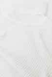Camisola básica com nervuras e gola alta em creme
