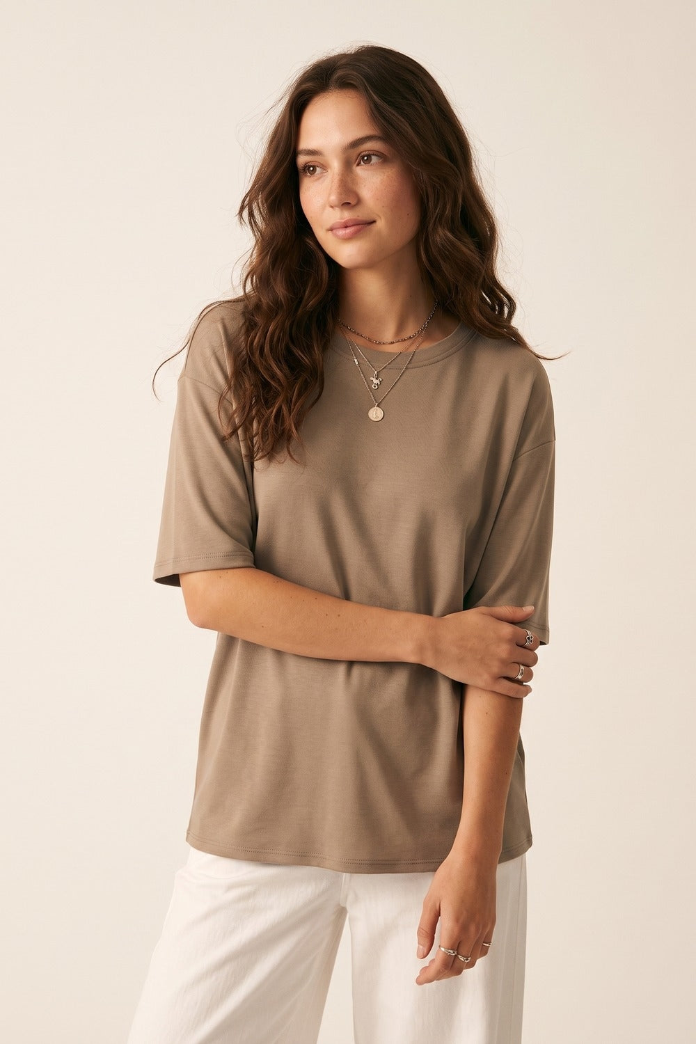 Q2 Camisola Básica de Gola Redonda de Ajuste Relaxado em tom camelo
