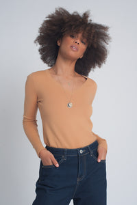 Q2 Camisola básica em camelo com decote em V macio