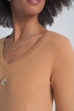 Camisola básica em camelo com decote em V macio