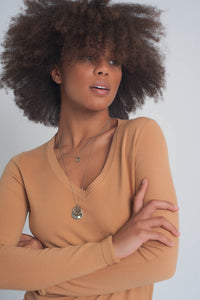 Camisola básica em camelo com decote em V macio