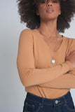 Camisola básica em camelo com decote em V macio